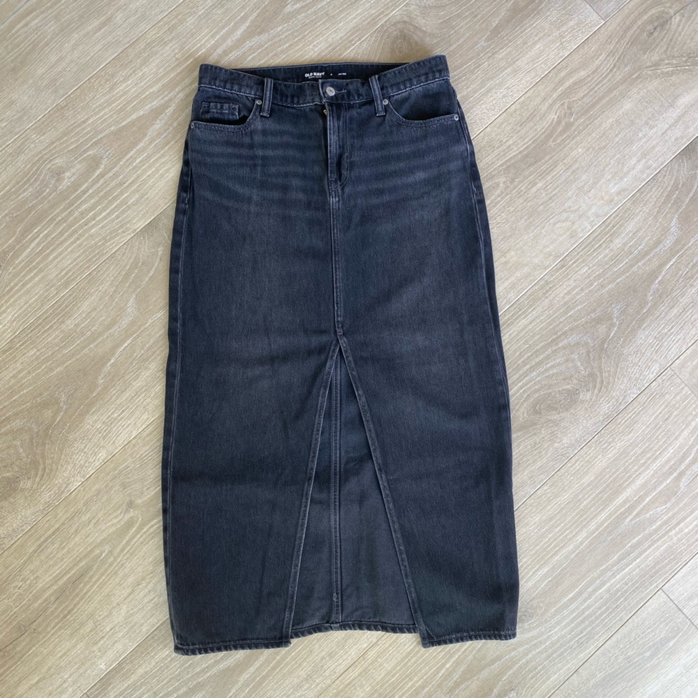 Old Navy Black Denim Mid-RiseSkirt with Button & Slit Detail Drapey Rigid Size 4